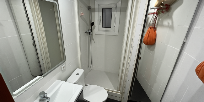 20251104_1706_Bathroom Edits Applied_remix_01k97srnmxeggt90hm70pa0cdz (2)