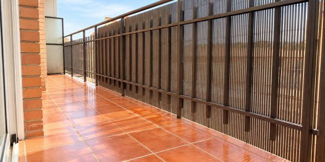 Balcón soleado con celosía de bambú