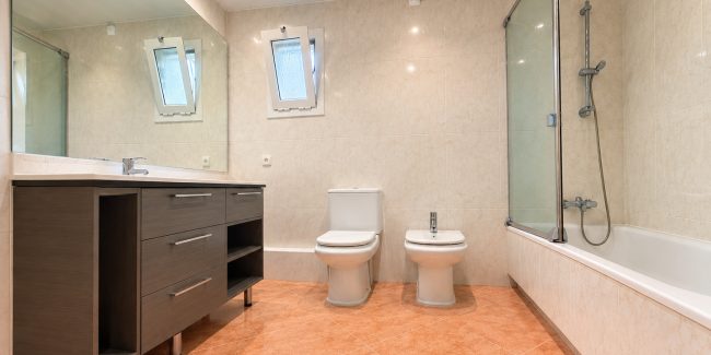Baño moderno con bañera y tocador