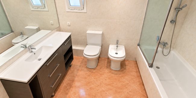 Baño moderno con mármol y cristal
