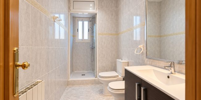 Baño moderno de mármol y latón
