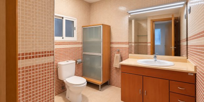 Baño moderno de mosaico cálido