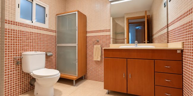 Baño moderno en mosaico beige y rojo