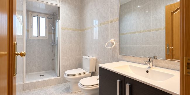Baño moderno luminoso y minimalista (1)