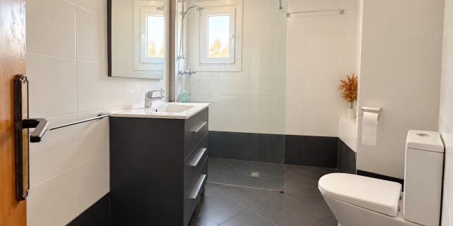 Baño moderno minimalista en blanco y gris