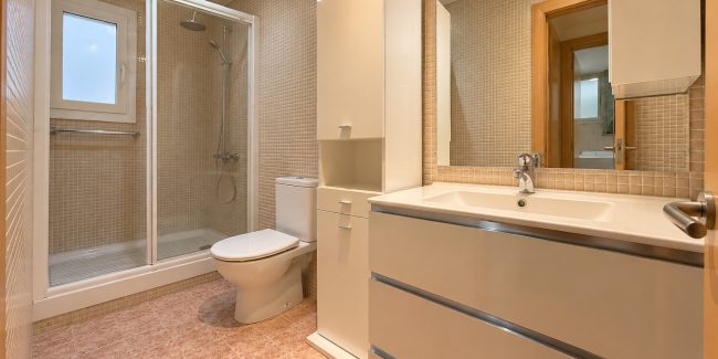 Baño moderno minimalista en tonos beige