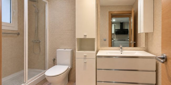 Baño moderno minimalista en tonos cálidos