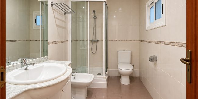 Baño moderno simétrico y luminoso (1)