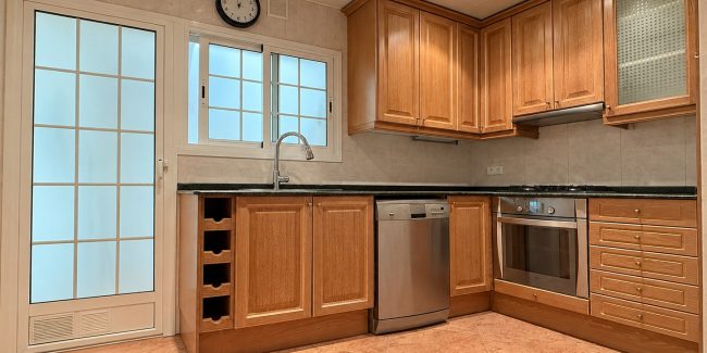 Cocina en L de madera y acero inoxidable