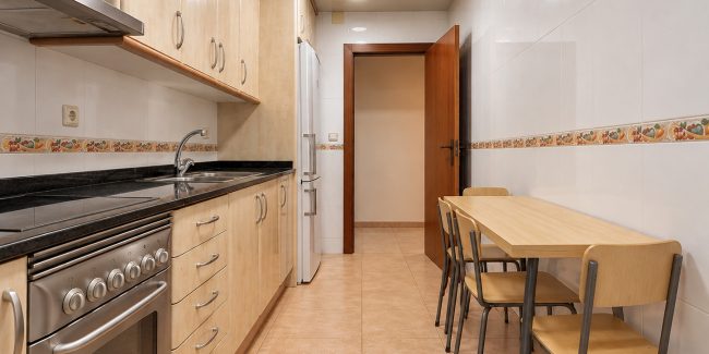 Cocina galera luminosa con comedor