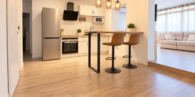Cocina minimalista con salón luminoso