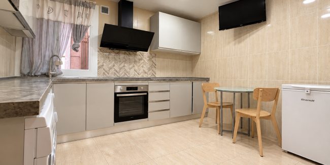 Cocina moderna con comedor luminoso