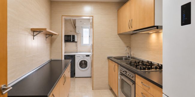 Cocina moderna con lavandería al fondo