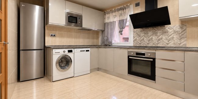 Cocina moderna en tonos neutros