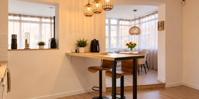 Cocina nórdica con comedor y girasoles