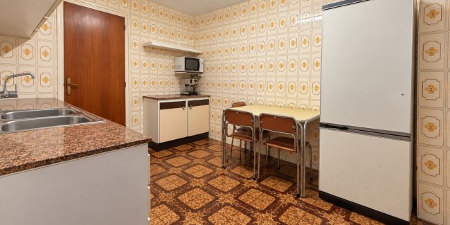 Cocina retro ordenada y luminosa