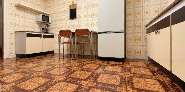 Cocina retro setentera con suelo ornamentado