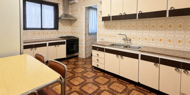 Cocina retro setentera en tonos cálidos
