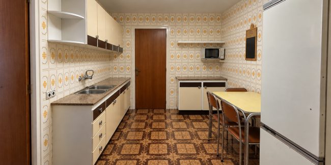 Cocina retro setentera luminosa y ordenada