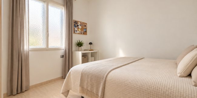 Dormitorio escandinavo luminoso y acogedor (1)