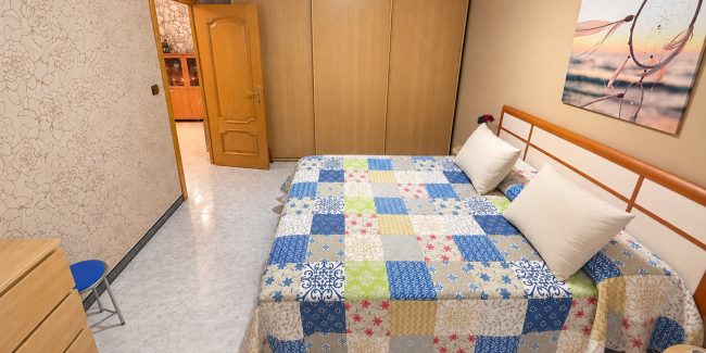 Dormitorio luminoso con colcha de patchwork (1)
