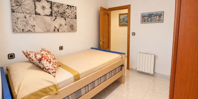 Dormitorio luminoso y ordenado