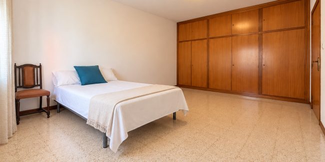 Dormitorio minimalista amplio con armario de madera (1)