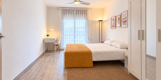 Dormitorio minimalista con acentos dorados