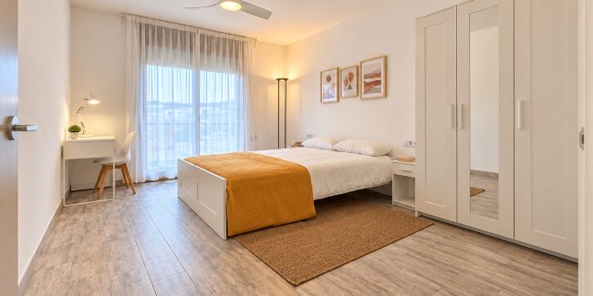 Dormitorio minimalista con acentos mostaza