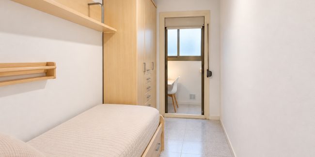 Dormitorio minimalista con armario de madera