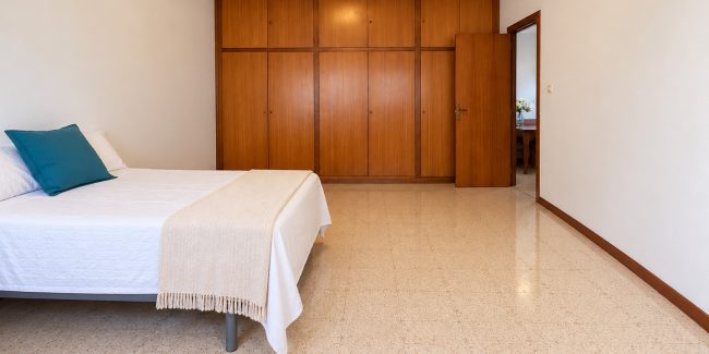 Dormitorio minimalista con armario de madera乱子伦