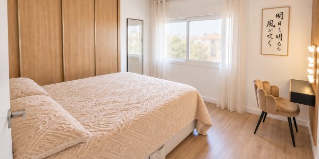 Dormitorio minimalista con luz cálida