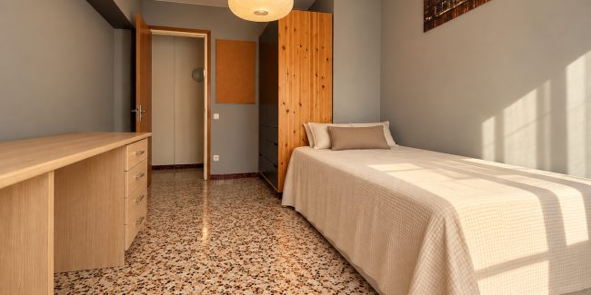 Dormitorio minimalista con luz dorada