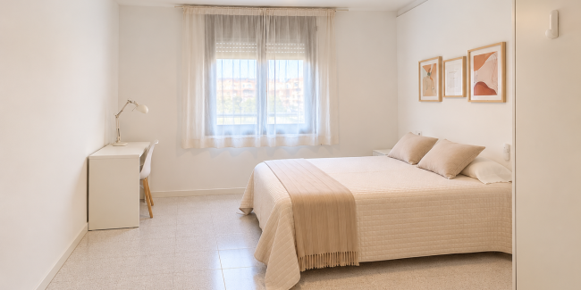 Dormitorio minimalista con luz natural