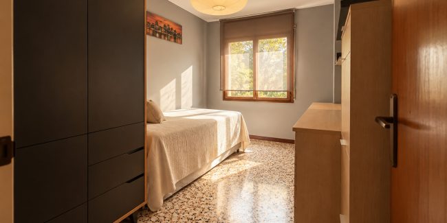 Dormitorio moderno bañado por el sol