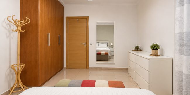 Dormitorio moderno cálido y minimalista