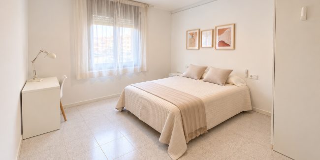 Dormitorio moderno luminoso y sereno