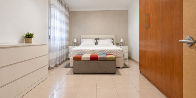 Dormitorio moderno y simétrico