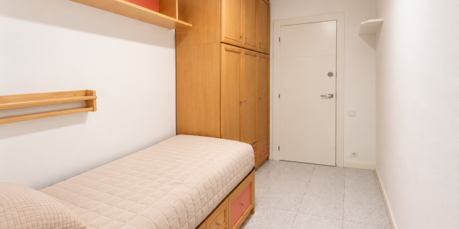 Dormitorio pequeño luminoso y ordenado