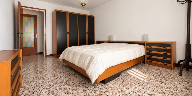 Dormitorio retro moderno luminoso
