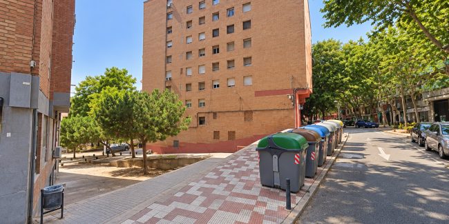 Esquina urbana con contenedores de reciclaje