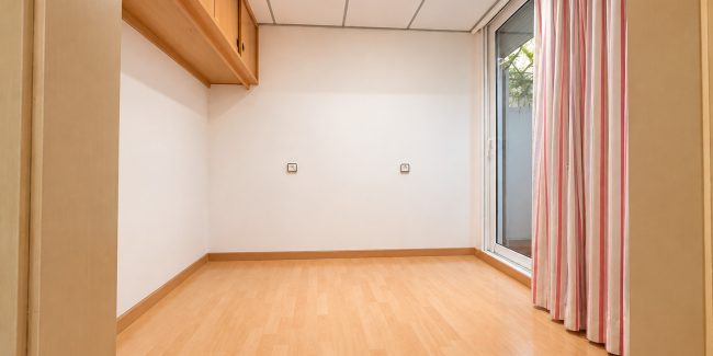 Habitación Minimalista con Cortina Rayada