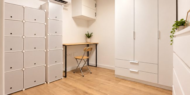 Habitación minimalista con almacenaje oculto (1)