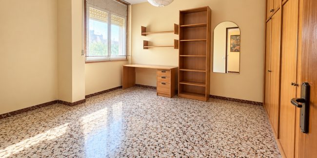 Habitación minimalista con luz natural