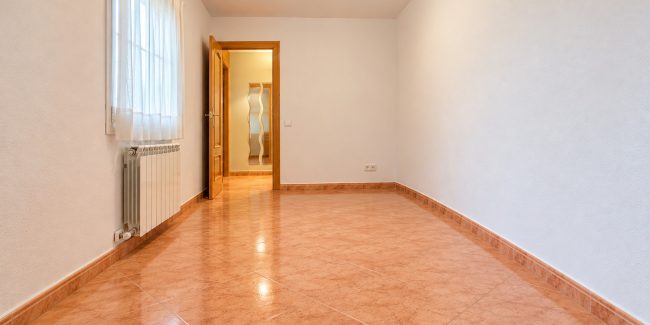 Habitación minimalista con puerta abierta