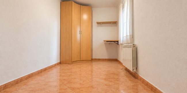 Habitación minimalista con rincón de madera