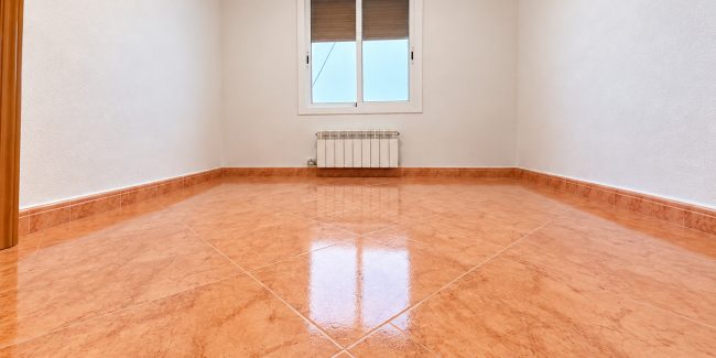 Habitación minimalista con ventana y radiador