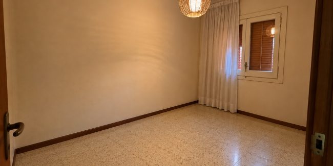 Habitación vacía con lámpara de mimbre