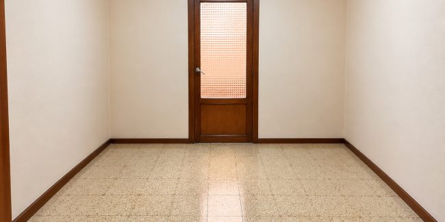 Habitación vacía con puerta de madera (1)