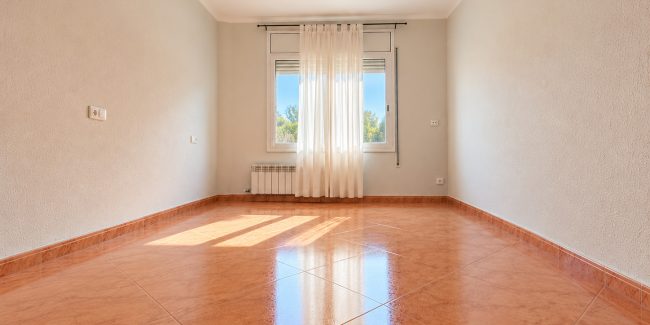 Habitación vacía con ventana soleada